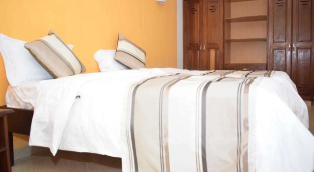 Blissful Beach Apartment, Rezerwuj Apartament Hotele w Coast Region z parkingiem, Parking