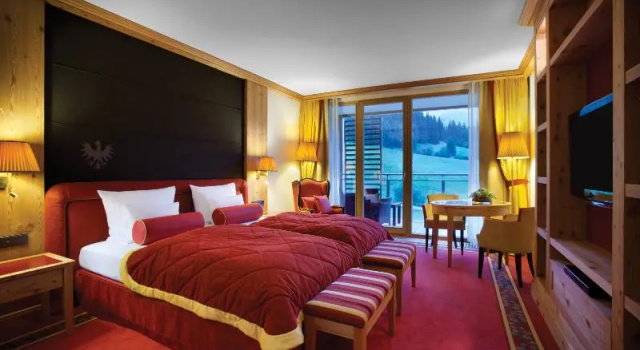Двухместный номер Deluxe с балконом и с видом на горы Kempinski Hotel Das Tirol