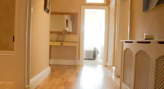 2 Bedroom City Centre Apartment Sleeps 4, Забронировать Апартаменты/квартира Бротон Эдинбург, рядом с Железнодорожный вокзал Эдинбург-Уэверли