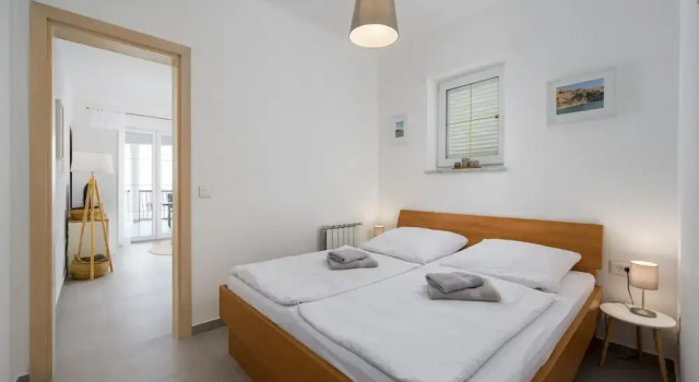 Bright Apartment With Communal Pool