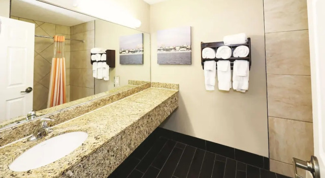 Двухместный номер Deluxe La Quinta Inn by Wyndham Sandusky near Cedar Point