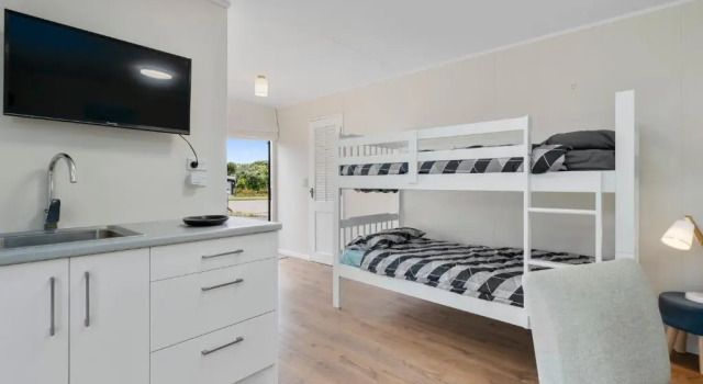 The Wee Blue Bach - Waikanae Beach Holiday Home, Забронировать Отель Отели Уэйкана с парковкой, Парковка