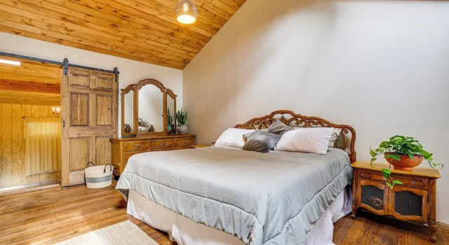 Ski, Swim, Relax: Old-fashioned Poconos Getaway, Book Feriehus Pocono Pines Monroe County