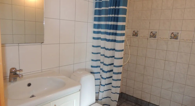 Кровать в общем номере Klintagårdens Stugby