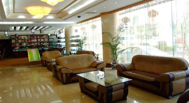 Kunming Jinggu Hotel, Rezerwuj Hotel Hotele w Kunming z parkingiem, Parking