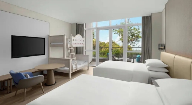 Четырёхместный семейный номер Standard с балконом Sheraton Beihai Resort
