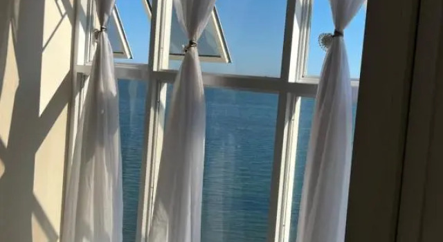 Large Luxurious Beach Front 1 Bedroom at Bayfront Villa
