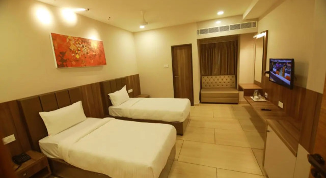 Hotel Sri Mamatha Inn, Rezerwuj Hotel Suryapet Telangana