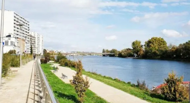 Paris 12mn, Orly 10mn, Joli studio vue sur Seine proche commerces