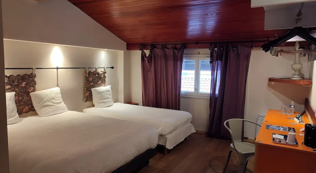 Трёхместный семейный номер Standard Logis Hôtel Les Pages