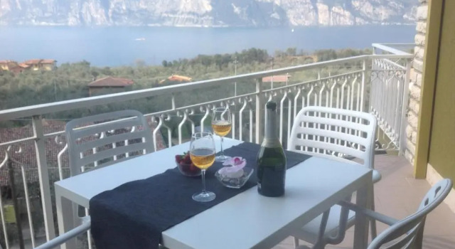 Апартаменты с балконом и с видом на озеро Villa arianna