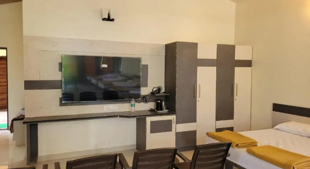 Кровать в общем номере Cocorico Beach Resort