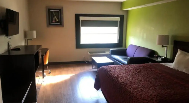 Days Inn & Suites by Wyndham Bonita Springs North Naples, Забронировать Отель Бонита-Спрингс Southwest Florida