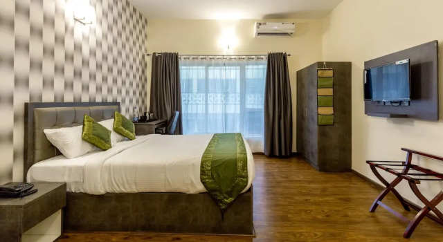 Treebo Eden Au Lac, Rezerwuj Hotel Hotele w Bangalore z basenem, Basen
