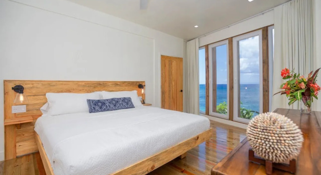 Awesome Over The Water Overlooking West End - Aire Agua 3 Bedroom Home by RedAwning, Book Feriehus Sommerhuse i West End, Hytte