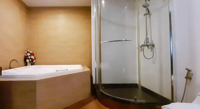 Полулюкс Ruean Phae Royal Park Hotel