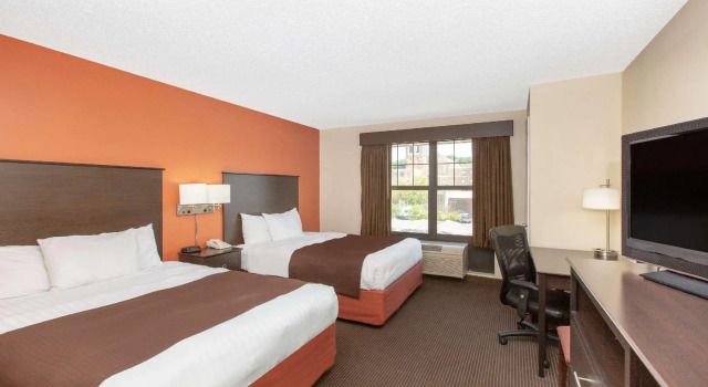 Четырёхместный номер Standard AmericInn by Wyndham Ottumwa
