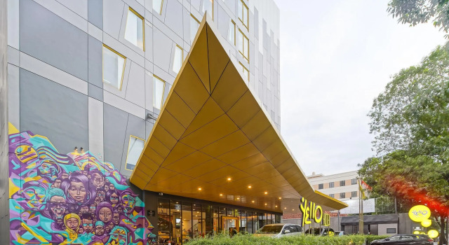 Pat în dormitor YELLO Hotel Manggarai Jakarta