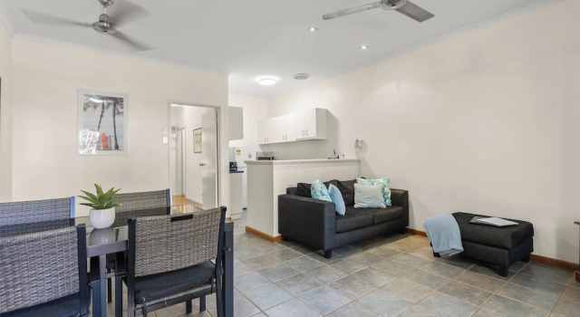 Апартаменты Cable Beachside Apartments