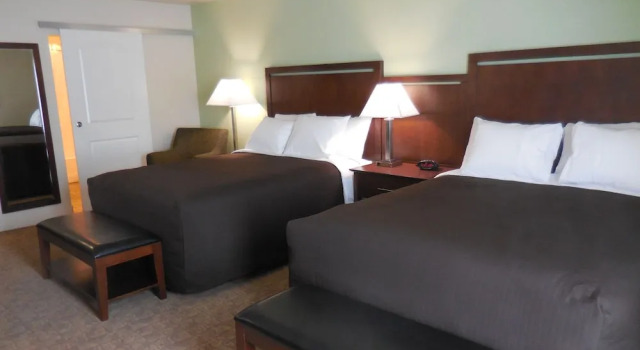 Четырёхместная студия Ledgestone Suites Hotel Vernal
