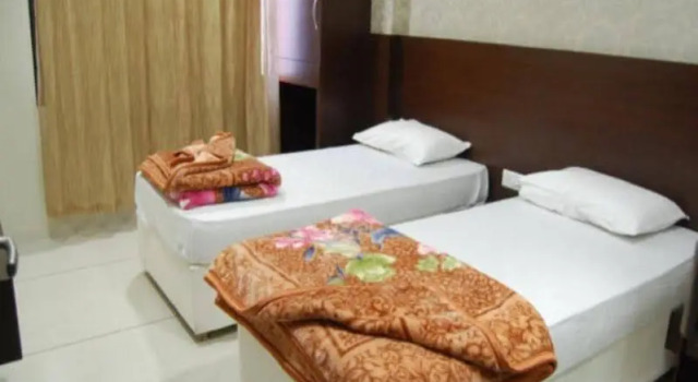 Hotel Poonam Palace, Забронировать Отель Отели штата Мадхья-Прадеш с парковкой, Парковка
