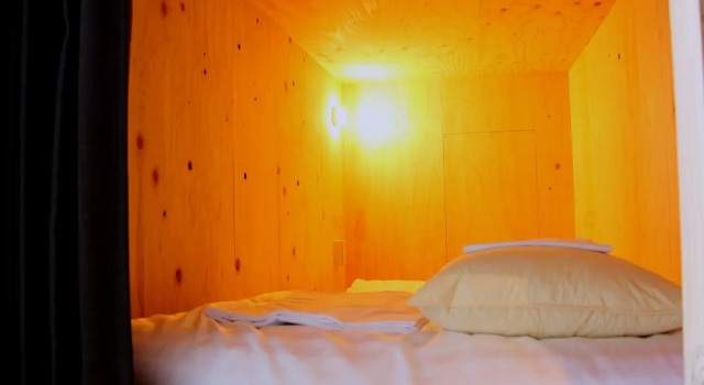 Кровать в общем номере TRAVEL&BOOK HOTEL HULATONCABIN TAKAMATSU