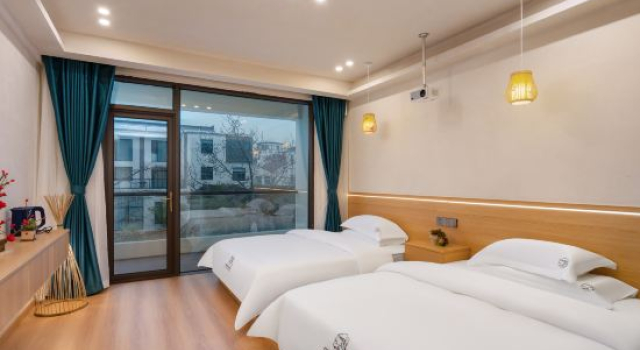 Кровать в общем номере с 6 комнатами Nanshan Bamboo Sea Homestay
