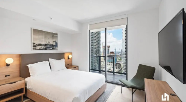 Апартаменты с 2 комнатами с балконом и с частичным видом на океан Stylish Apartments with Partial Ocean Views in Downtown