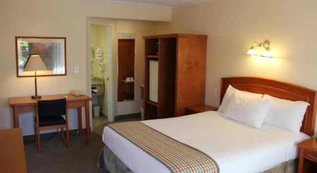 Двухместный номер Standard Travelodge by Wyndham Kamloops