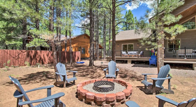 Коттедж с 3 комнатами Fire Pits, Spacious Yard: Wooded Pinetop Escape!
