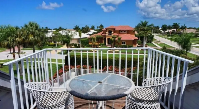 Коттедж Luxury KEN407 5 Bedroom Holiday Home by Marco Naples Vacation Homes
