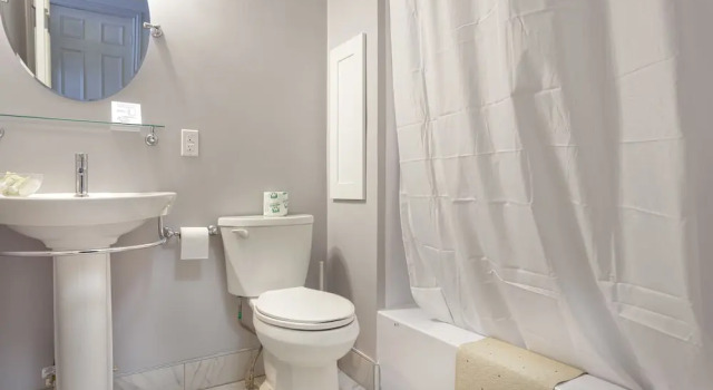 Четырёхместный номер Standard с балконом и с видом на гавань Picton Harbour Inn