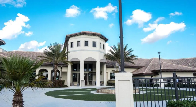 Luxury villa equipped with Club House ,Golf ,Gym, Wet Park 5 R near Disney, Book Villa Hoteller i Four Corners med pool, Swimmingpool