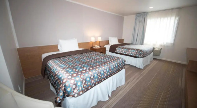 Четырёхместный номер Standard Brookhurst Plaza Inn