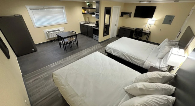 Четырёхместный номер Superior Relax Inn of Medford