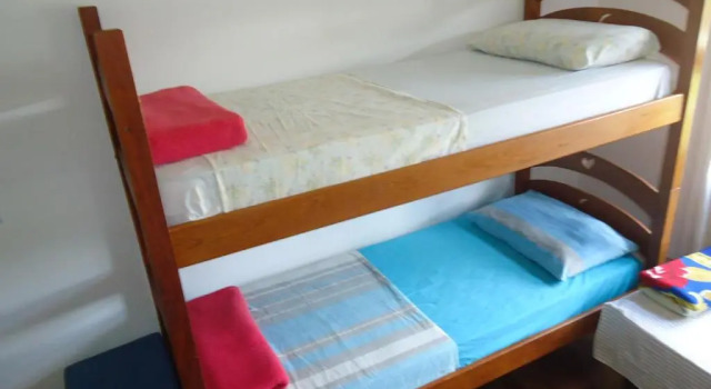 Кровать в общем номере Santinho Hostel