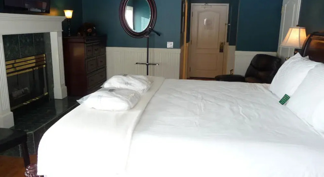 Двухместный номер Standard с балконом и с видом на горы South Thompson Inn & Conference Centre