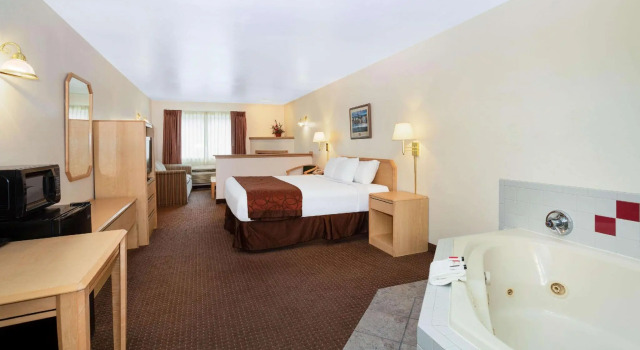 Люкс Deluxe Inn at Lander, Travelodge by Wyndham