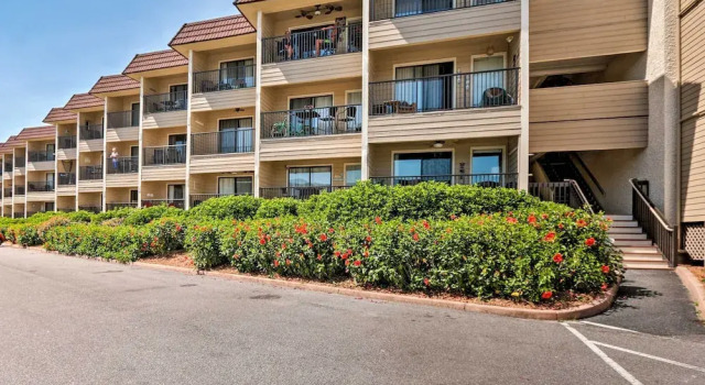 Walk to Folly Field Beach: Condo in Hilton Head!