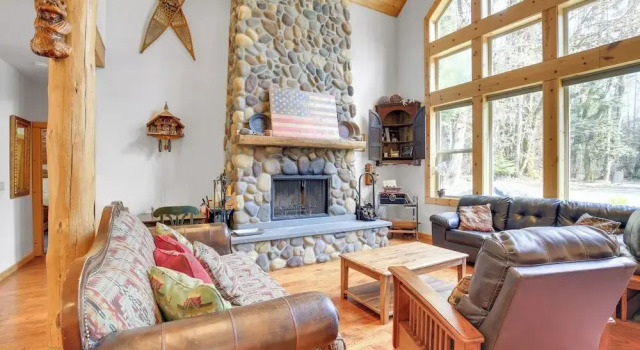 Коттедж Peaceful Rhododendron Cabin w/ Fire Pit & Hot Tub!