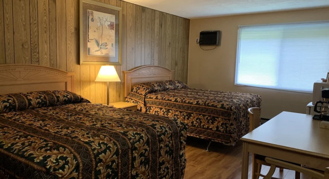 Четырёхместный номер Standard Green View Motel and RV Park