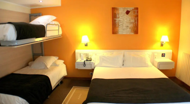 Четырёхместный номер Standard с балконом и с видом на улицу Hotel Kandahar