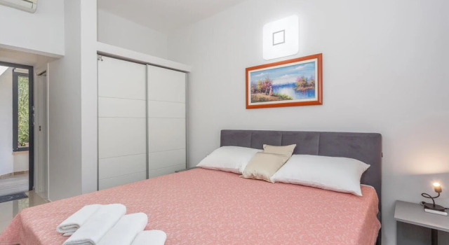 Stunning Apartment in Malinska With Outdoor Swimming Pool, Wifi and Swimming Pool, Varaa Huoneisto Hotellit Kvarner Islands uima-altaalla, Uima-allas