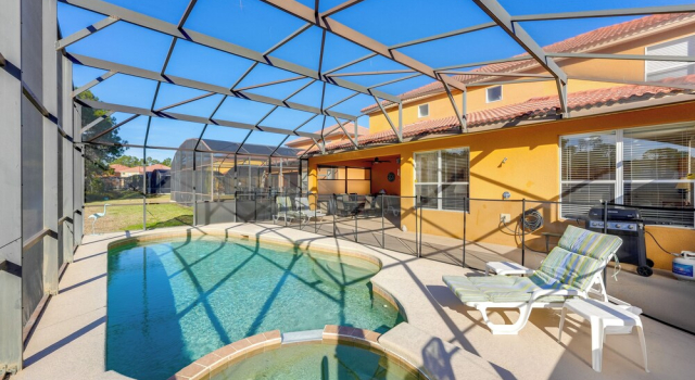 Poolside Living: Family Retreat 12 Mi to Disney