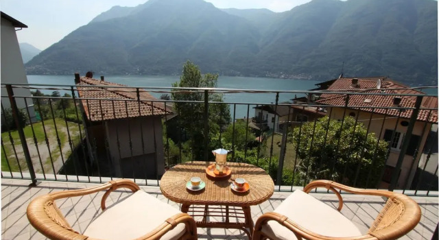 Апартаменты Cozy Attic Lake View in Nesso