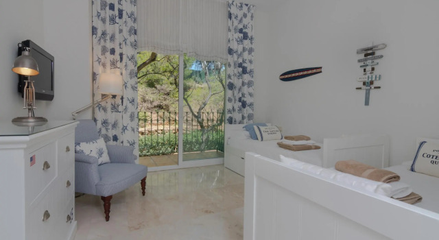 18166 - Superb Front Line Location - Heated Pool, Забронировать Отель Отели Марбелья с парковкой, рядом с Пляж Эль-Пинильо, Парковка