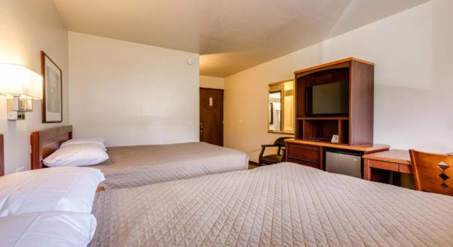 Четырёхместный номер Standard Coachman Inn