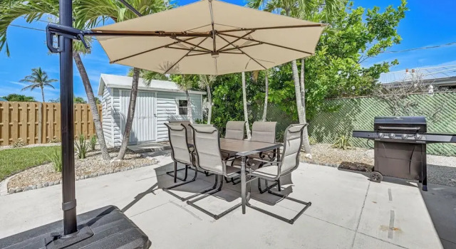 Steps to Englewood Beach: Home w/ Outdoor Oasis!, Buchen Sie Ferienhaus Villen in Englewood, Villa