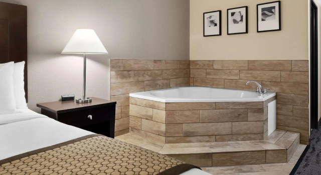 Двухместный люкс Deluxe Baymont by Wyndham Belleville Airport Area Free Airport Shuttle