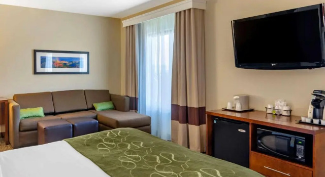 Четырёхместный люкс Standard Comfort Suites Helena Airport